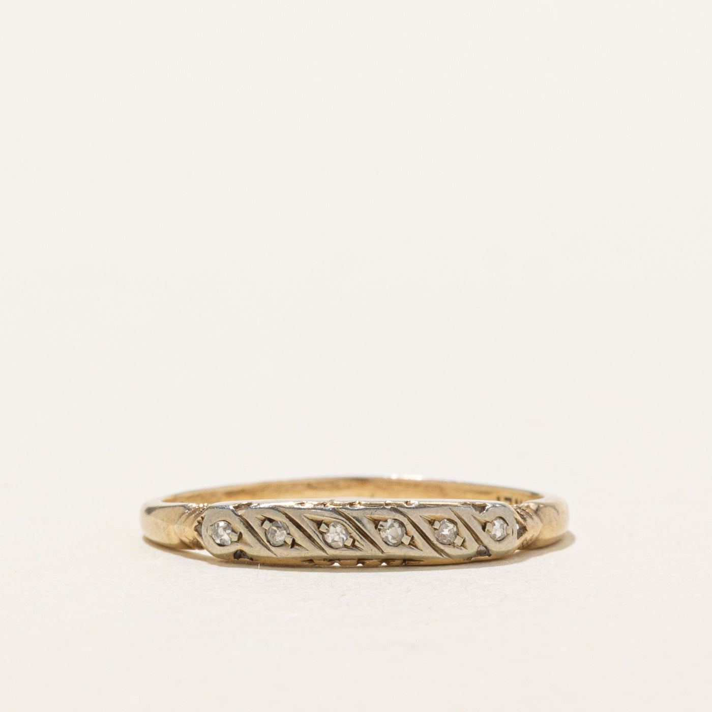 14K Six Stone Diamond Grooved Band | SZ 6.0