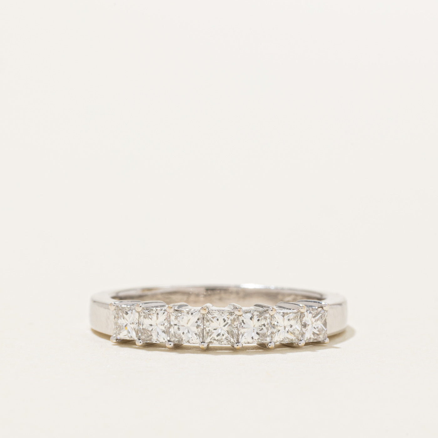 Bague en or 18 carats sertie de sept diamants taille princesse | 0,75 ct au total | Taille 7,5