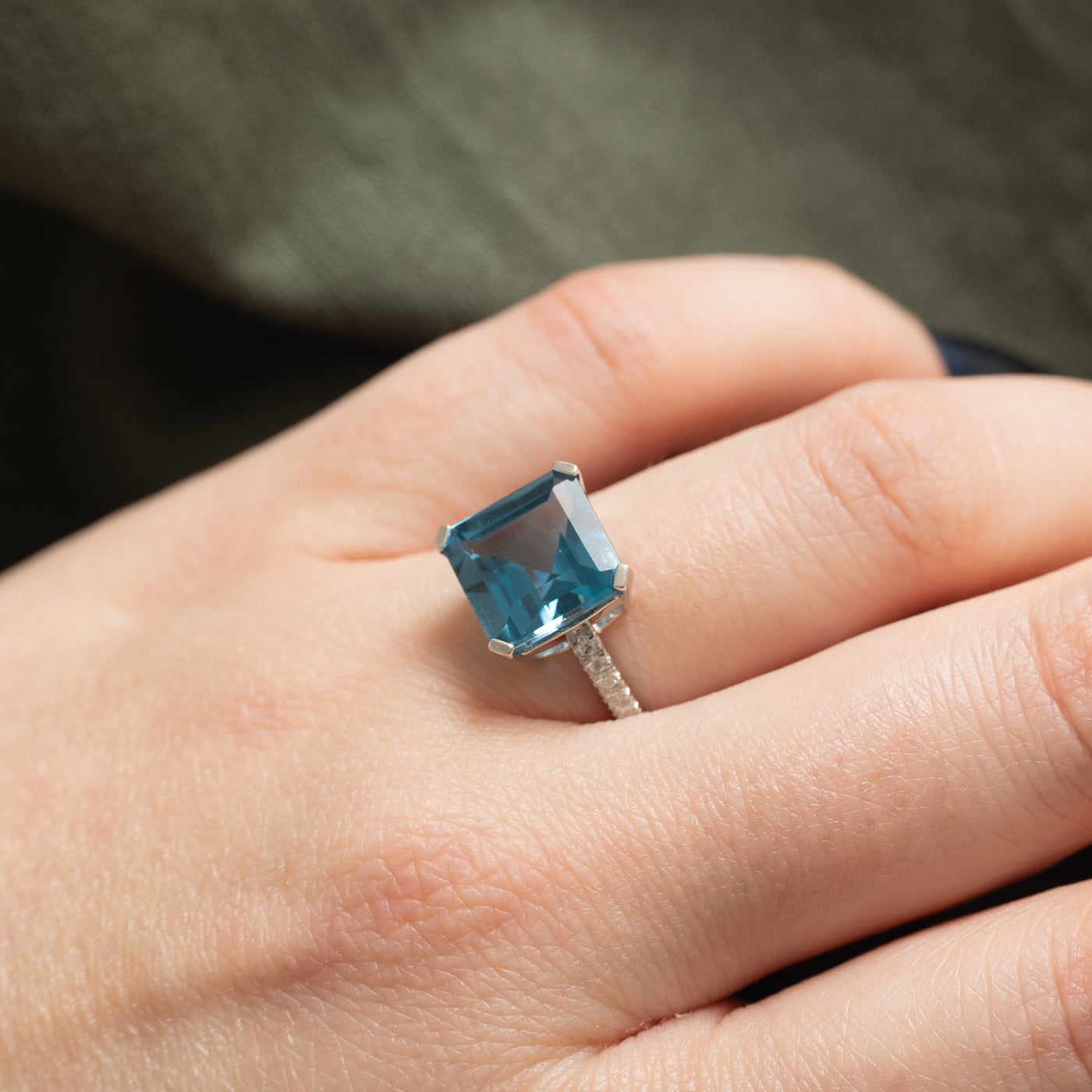 Bague en or 14 carats ornée d'une topaze bleue taille émeraude et de diamants | 5,50 ct, 0,14 ct au total | Taille 7