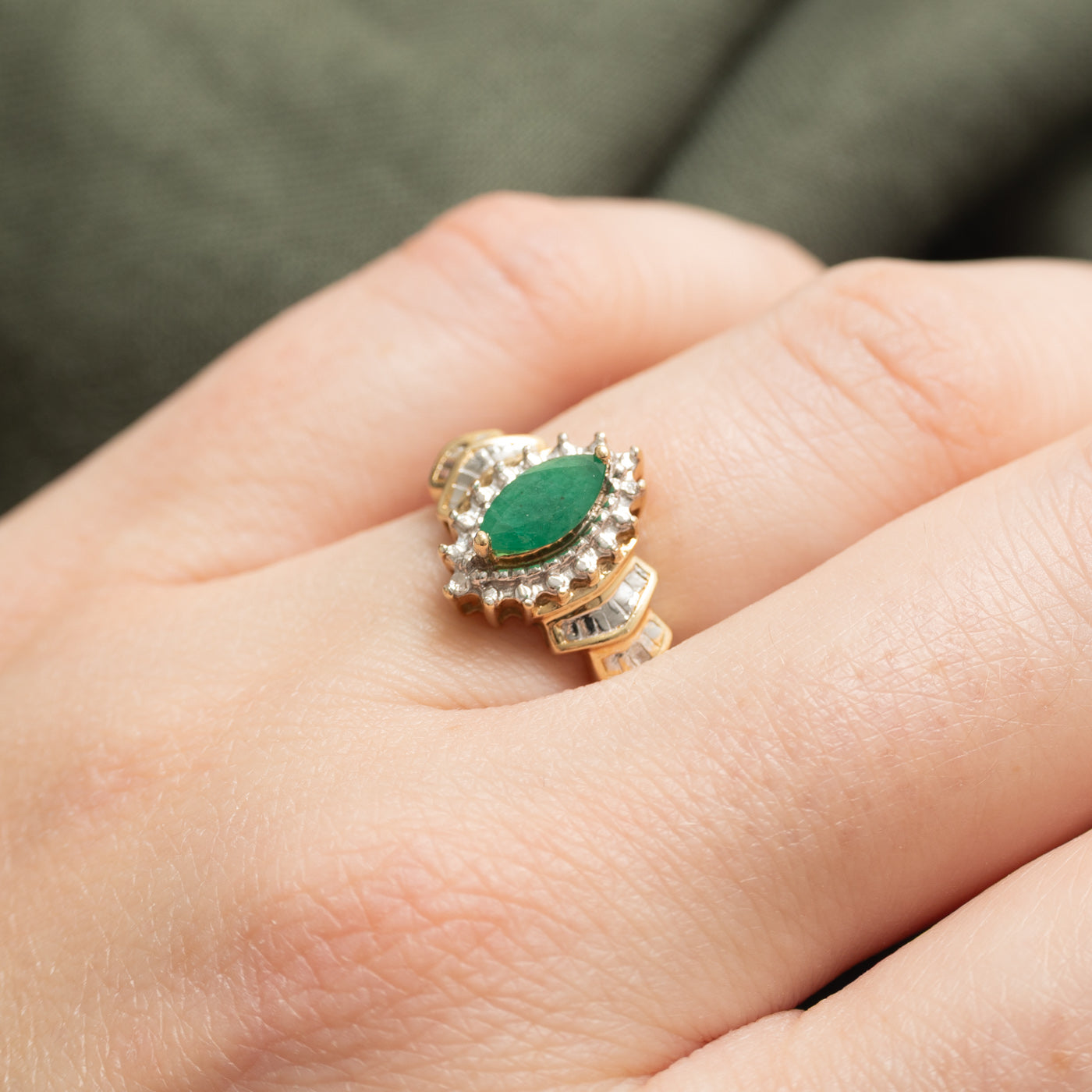 Bague en or 10 carats ornée d'une émeraude taille marquise et de diamants | 0,45 ct, 0,02 ct au total | Taille 5,5