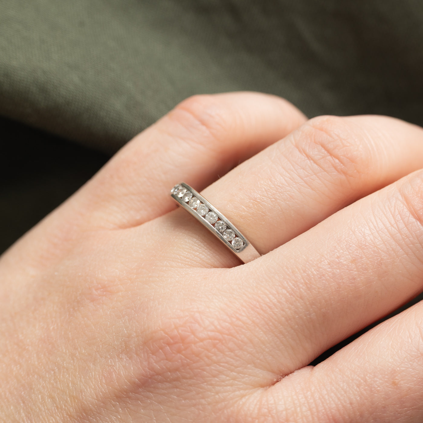 Alliance semi-éternité en or blanc 14 carats sertie de diamants | 0,33 ct au total | Taille 8,25