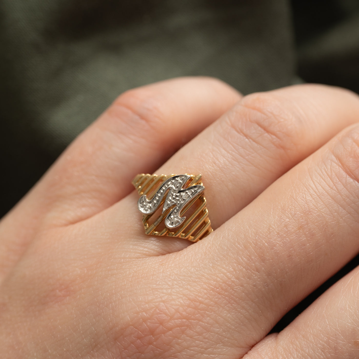 10K Diamond "M" Initial Fluted Tapered Ring | SZ 6.75