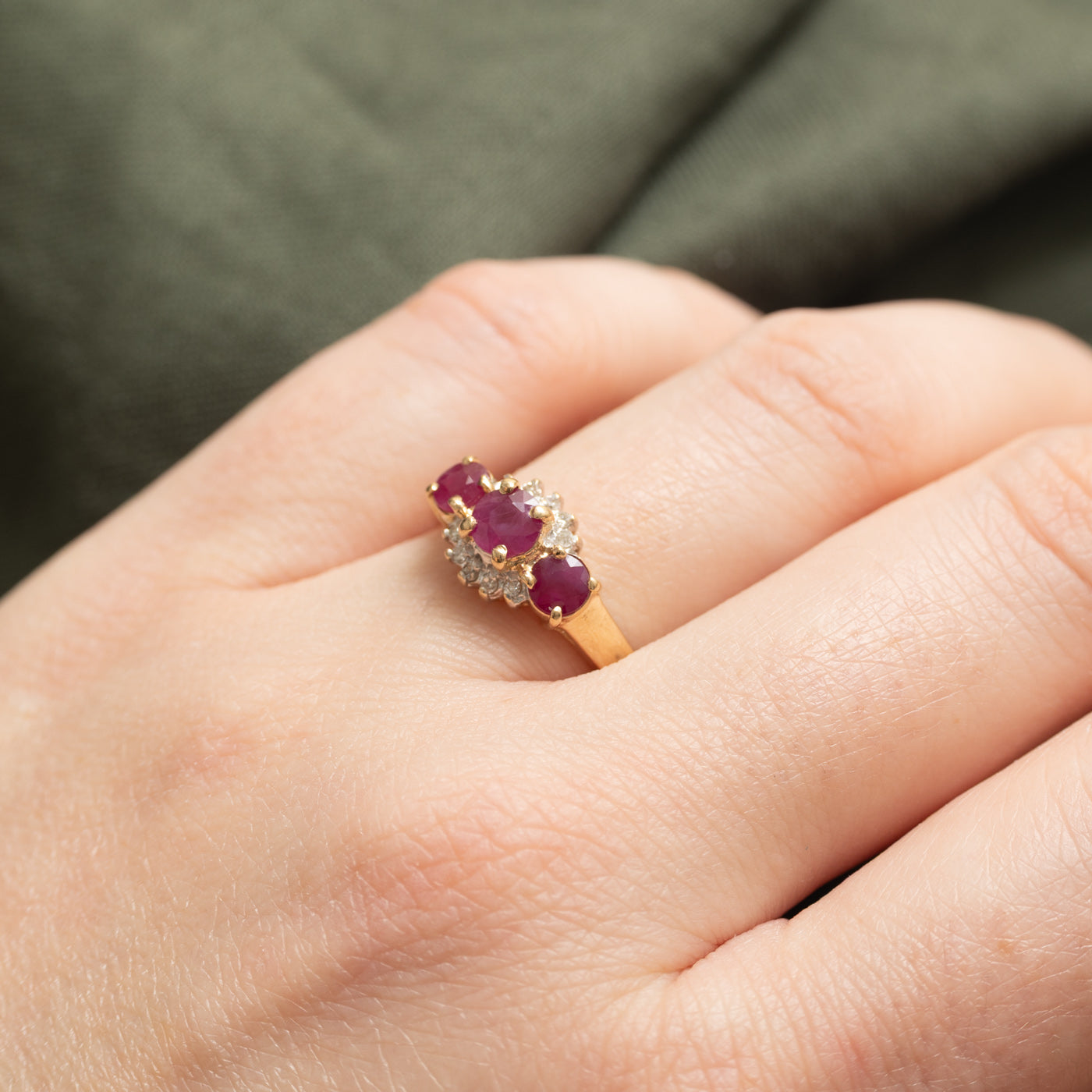 Bague trois pierres en or 10 carats ornée de rubis et de diamants | 1,00 ct, 0,05 ct | Taille 6,75