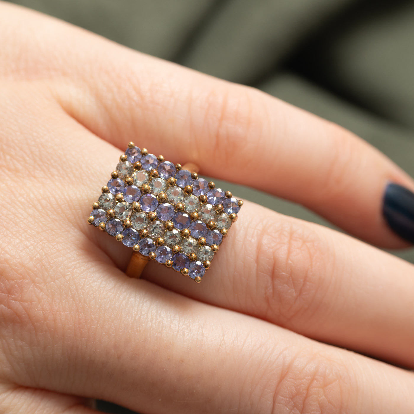 Bague cocktail en or 9 carats sertie de tanzanite et de prasiolite à plusieurs colonnes | 1,75 ct au total | Taille 7,75