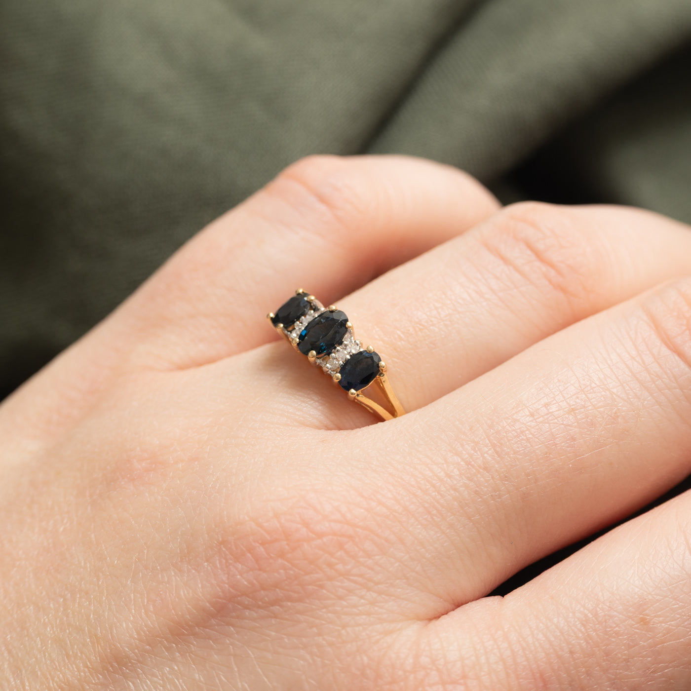 Bague trois pierres en or 14 carats ornée de saphirs et de diamants | 1,00 ct au total, 0,03 ct au total | Taille 6,5