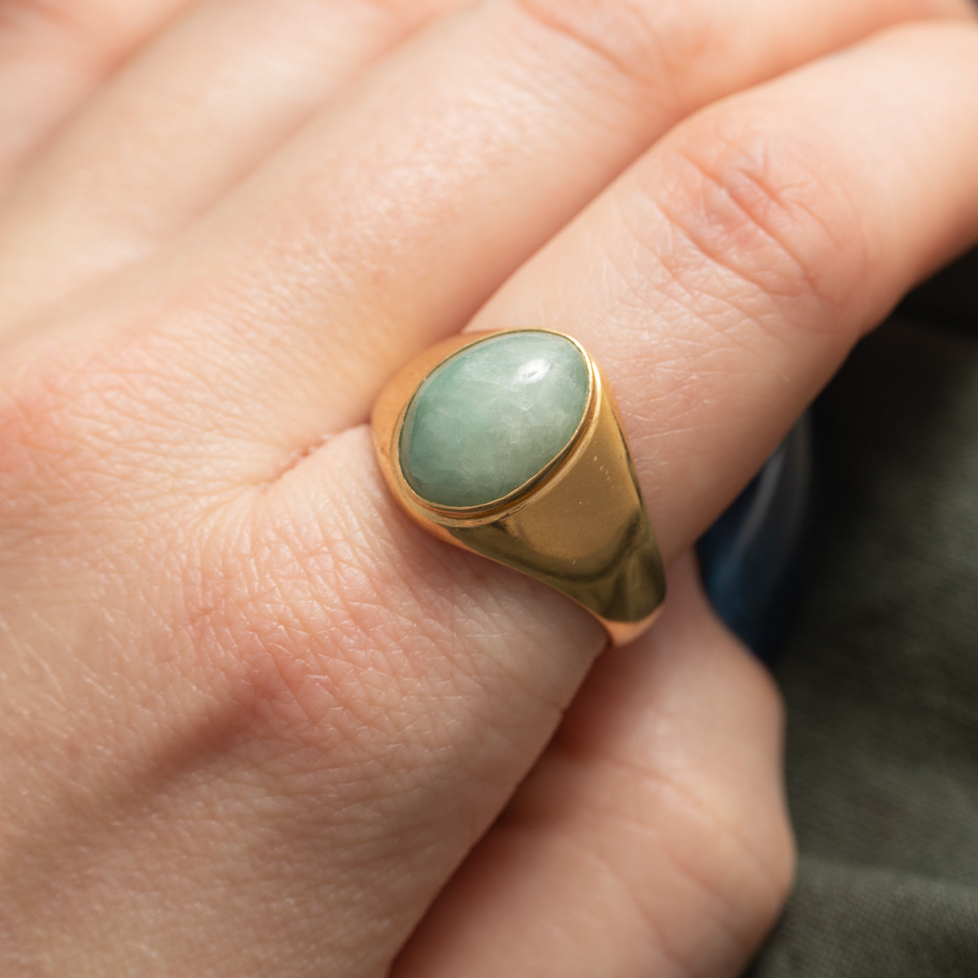 Bague chevalière en jadéite cabochon 18 carats | 6,00 ct | Taille 10,75