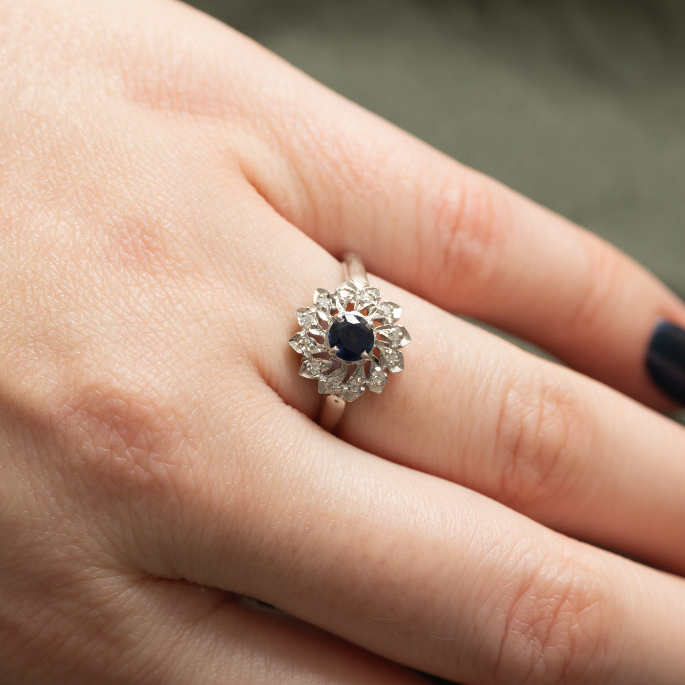 Bague halo pétale en or 18 carats, saphirs et diamants | 0,40 ct, 0,12 ct au total | Taille 6,0