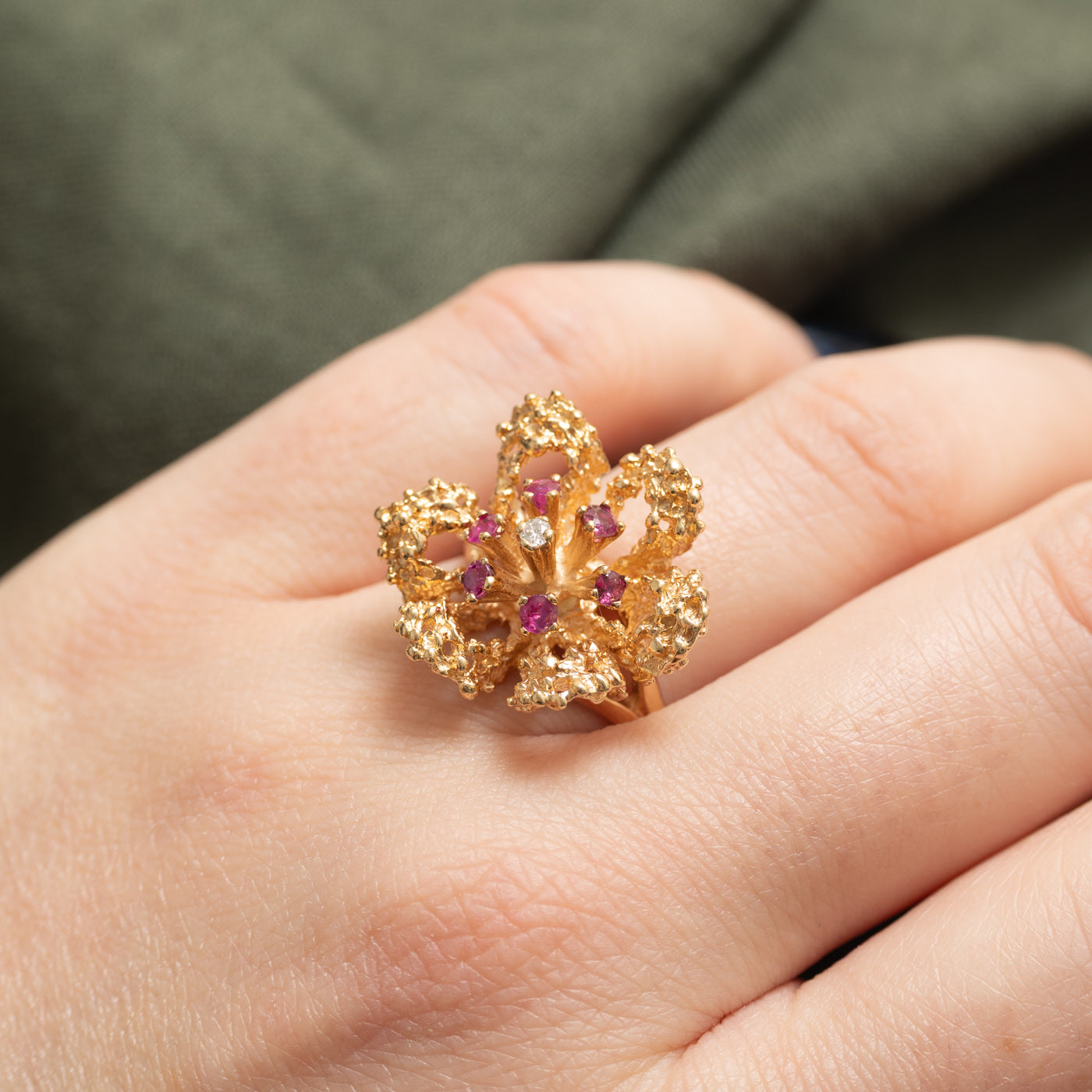 Bague en or 14 carats sertie de rubis et de diamants à motif floral | 0,30 ct au total, 0,03 ct | Taille 7