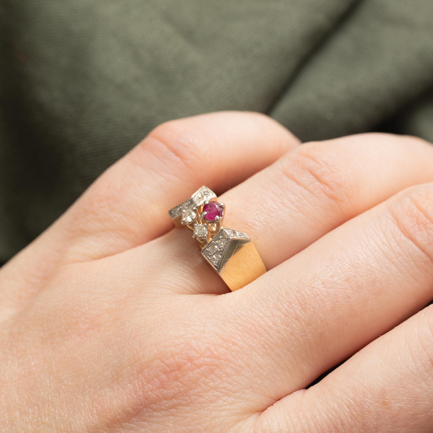 Bague abstraite en rubis et diamants 14 carats | 0,15 ct, 0,15 ct au total | Taille 6,5