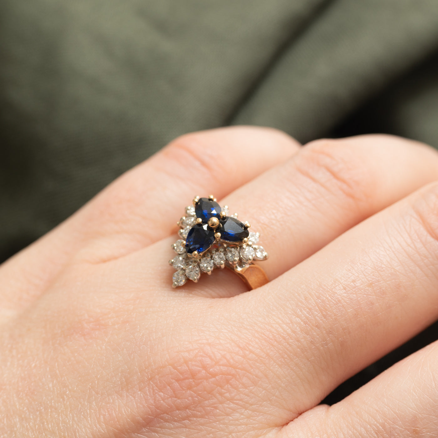 Bague halo en forme de pétale triangulaire sertie de saphirs et de diamants en or 14 carats | 1,50 ct au total, 0,54 ct au total | Taille 6,75