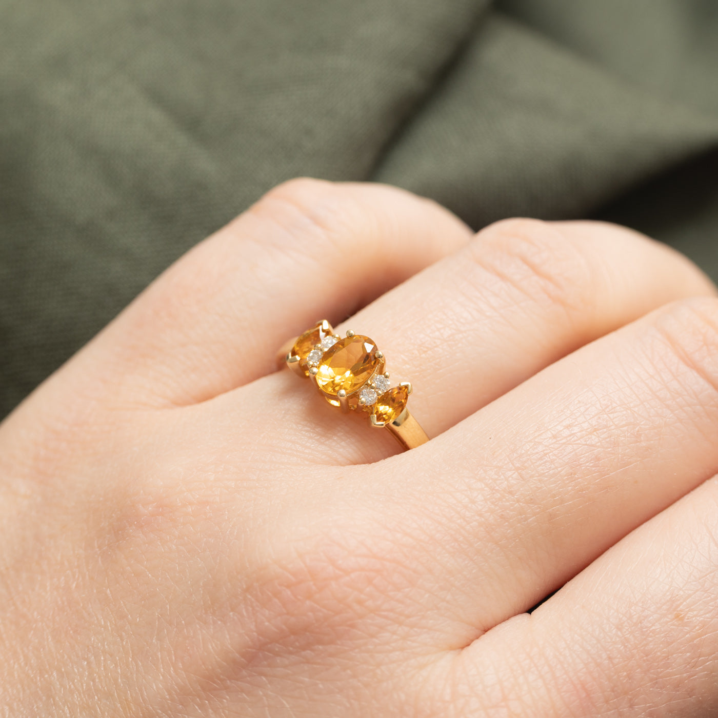 Bague trois pierres en or 14 carats ornée de citrine et de diamants | 1,00 ct au total, 0,08 ct au total | Taille 7,0