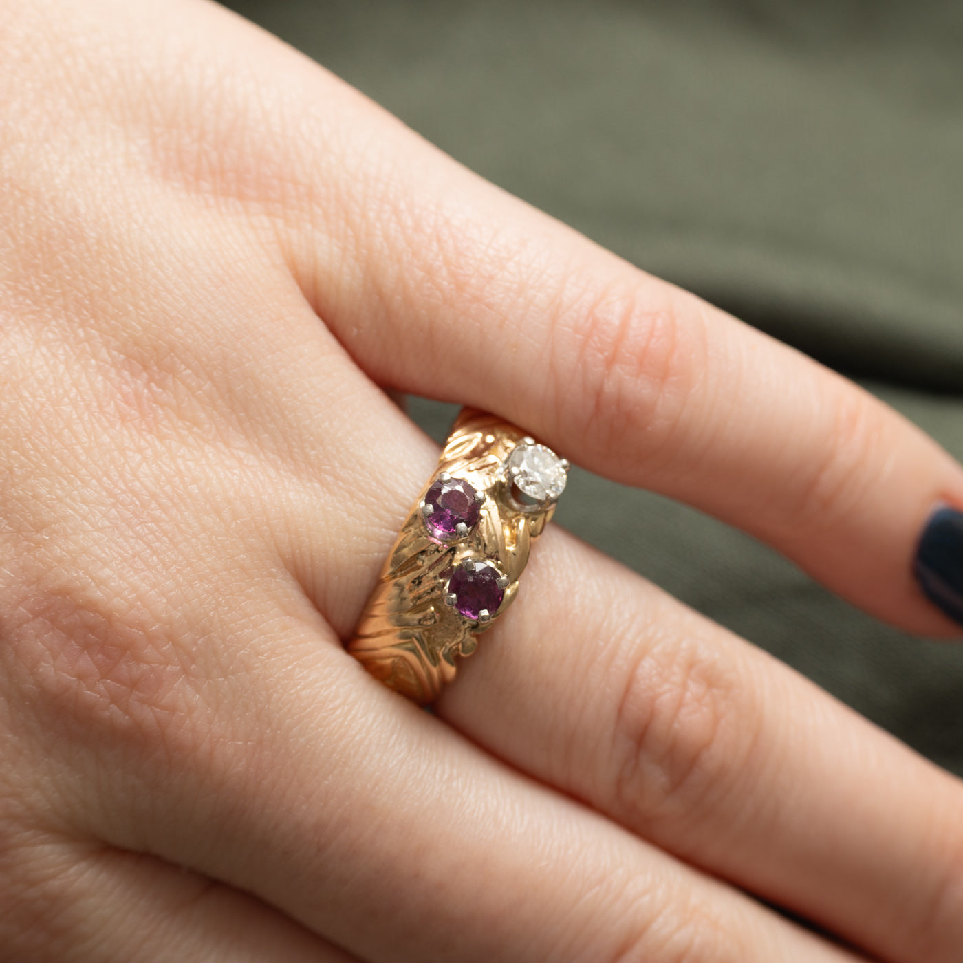 Bague texturée en or 14 carats sertie de diamants et de rubis | 0,30 ct, 0,52 ct au total | Taille 8,5