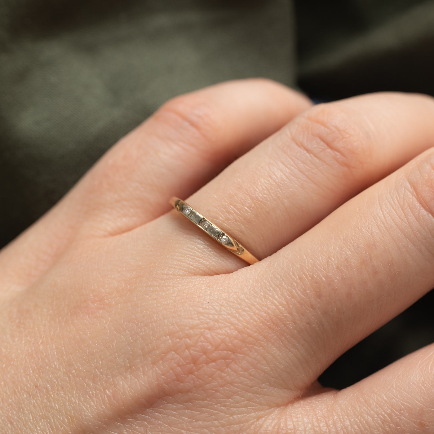 14K Three Stone Diamond Textured Band | SZ 8.25