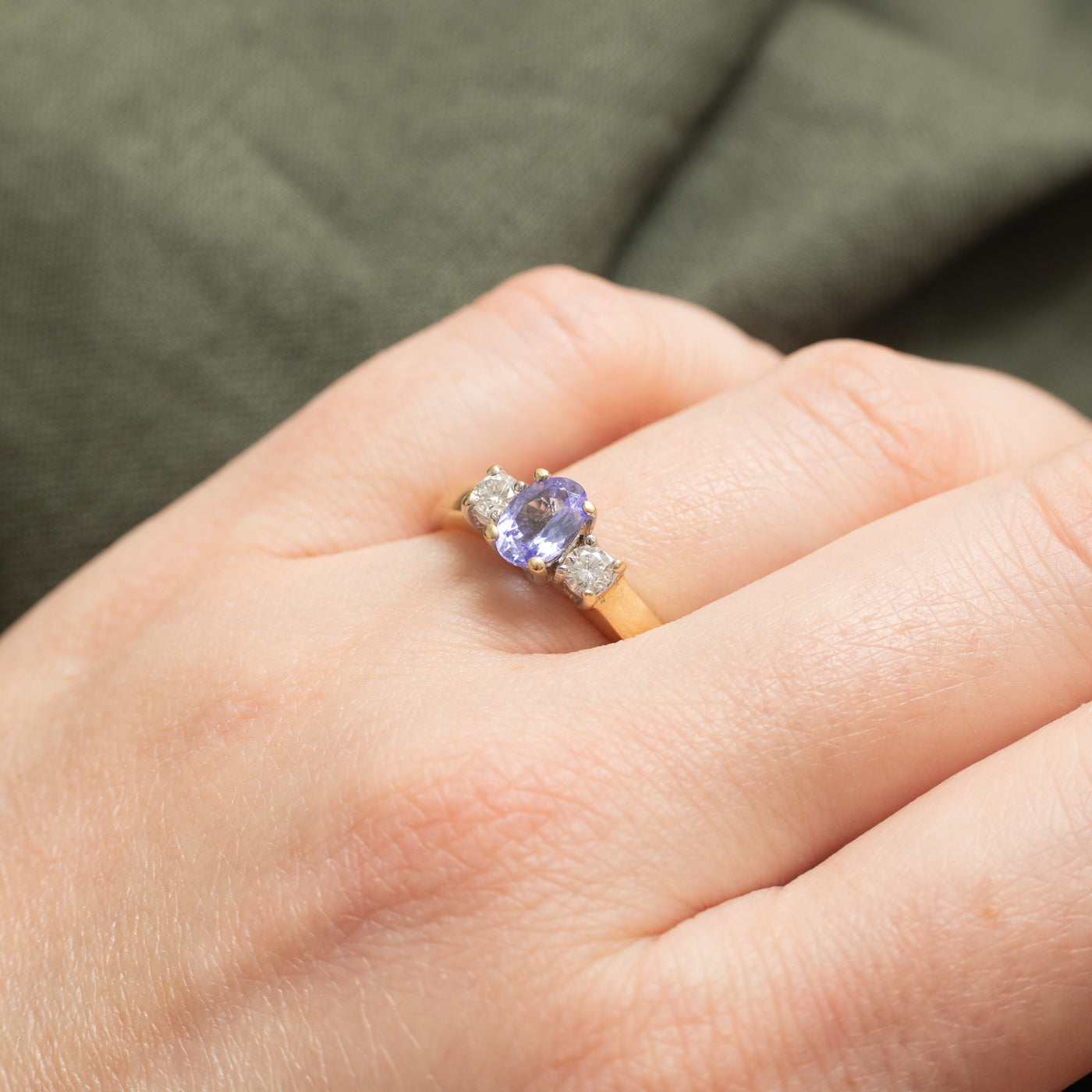 Bague en or 14 carats ornée d'une tanzanite ovale et de diamants | 0,77 ct, 0,24 ct au total | Taille 8,5