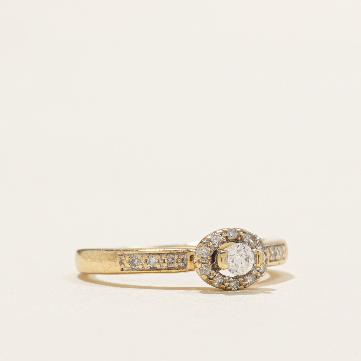 Bague halo saphir blanc et diamants en or 10 carats | 0,01 ct, 0,10 ct au total | Taille 4,5