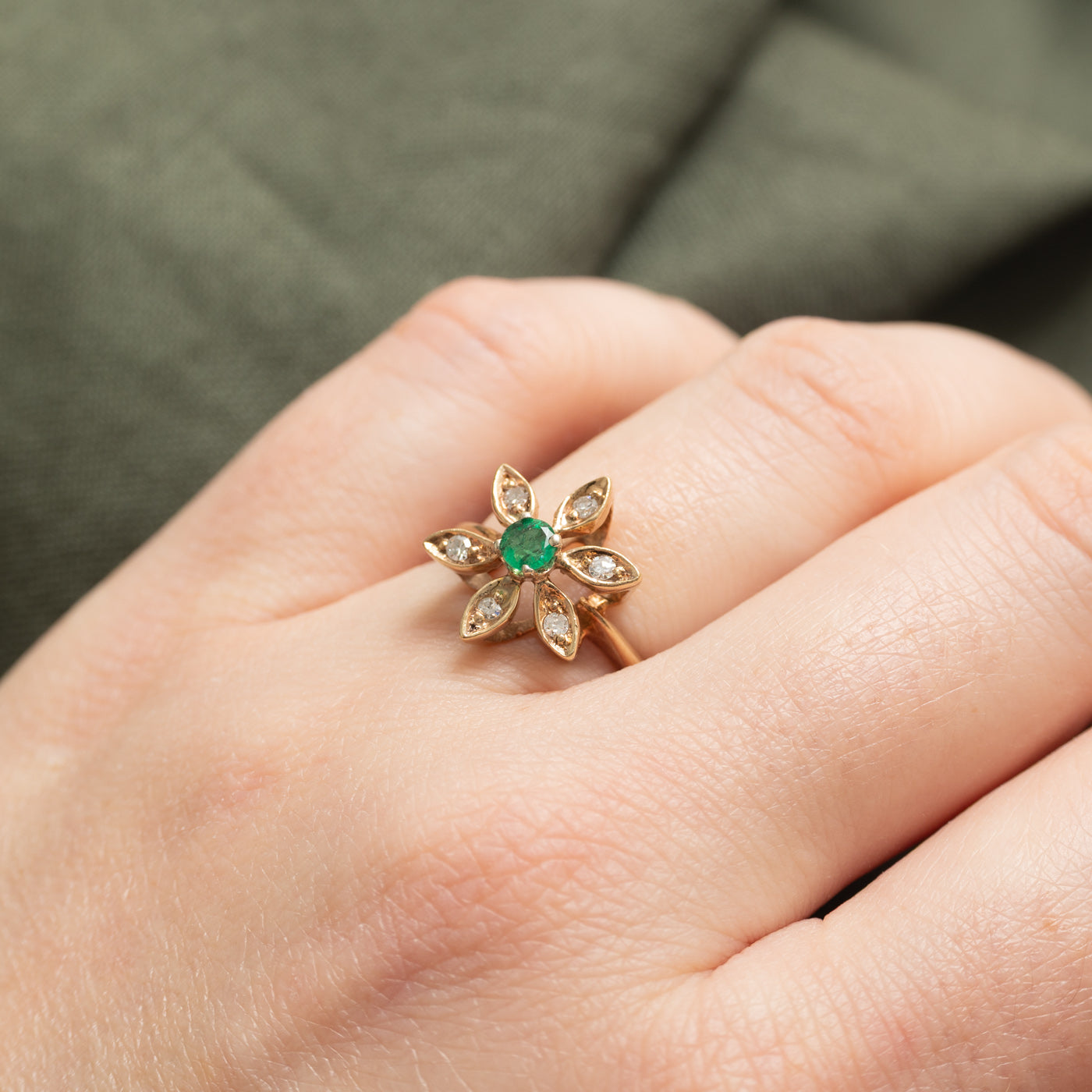 Bague florale en or 14 carats, émeraude et diamants | 0,17 ct, 0,12 ct au total | Taille 5,5