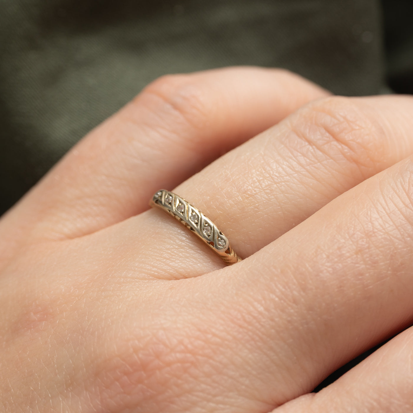 14K Six Stone Diamond Grooved Band | SZ 6.0