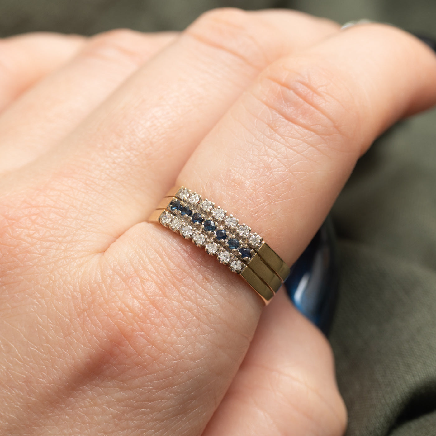 Bague en or 14 carats sertie de plusieurs rangs de diamants et de saphirs | 0,21 ct au total, 0,11 ct au total | Taille 9