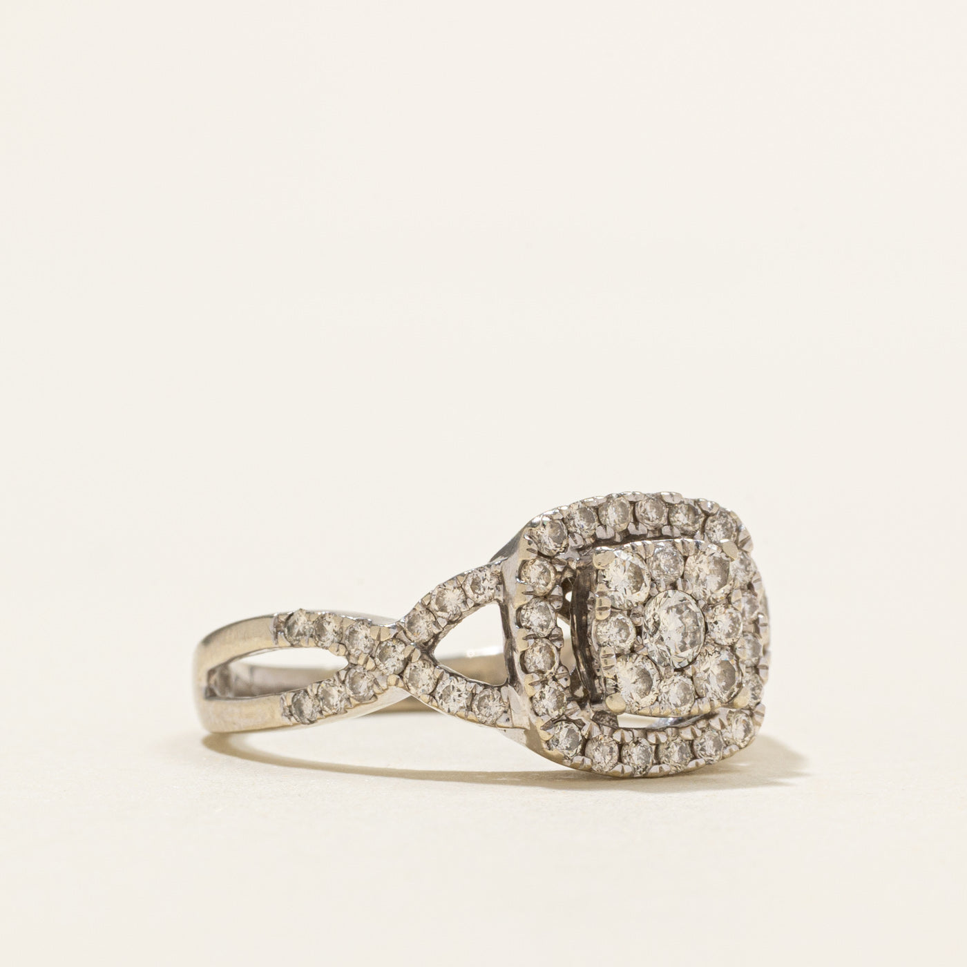 Bague halo en or 10 carats sertie de diamants (0,60 ct au total) | Taille 7,75