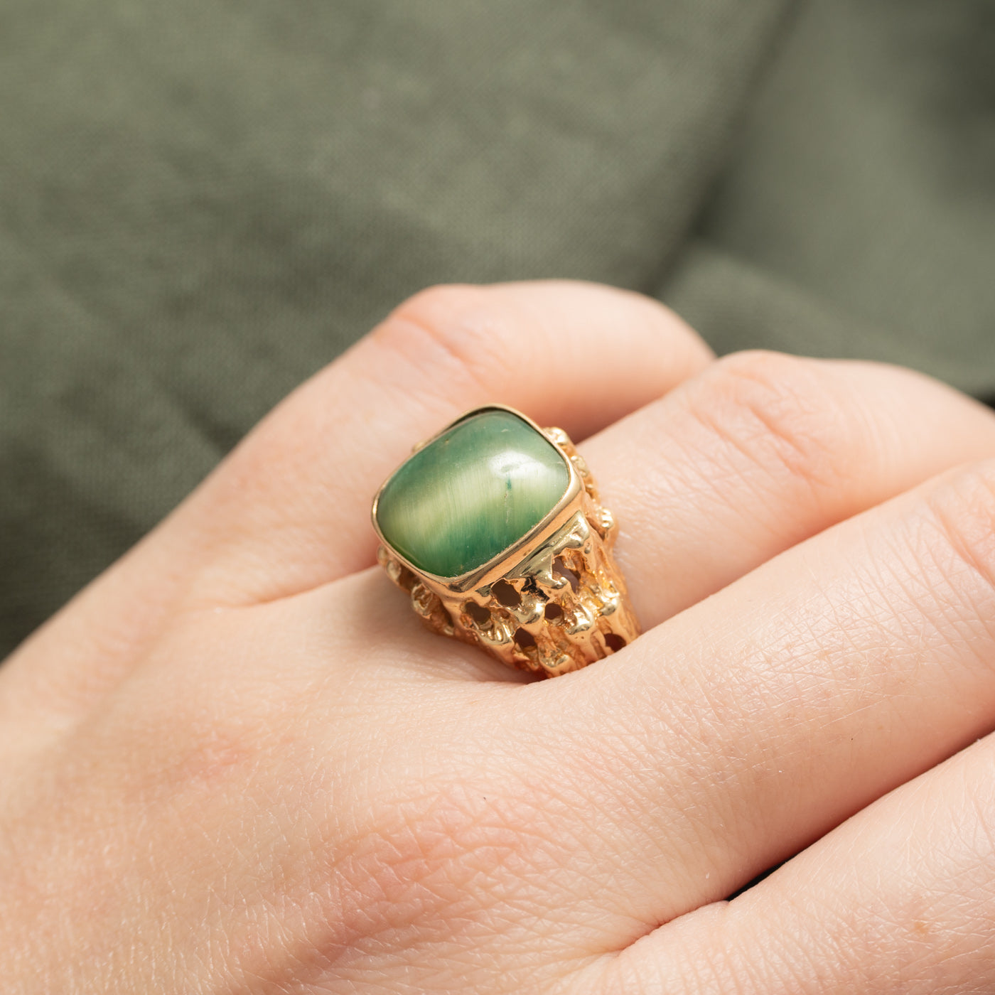 Bague ajourée en or 10 carats avec cabochon œil de tigre | 6,80 ct | Taille 7,75