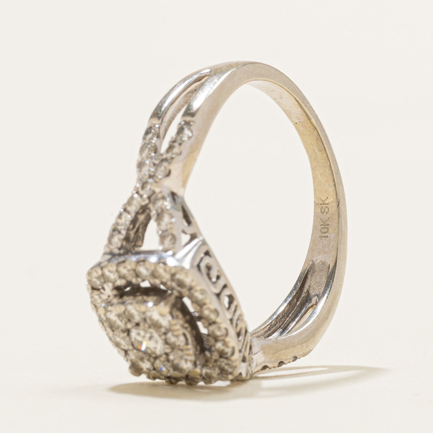 Bague halo en or 10 carats sertie de diamants (0,60 ct au total) | Taille 7,75