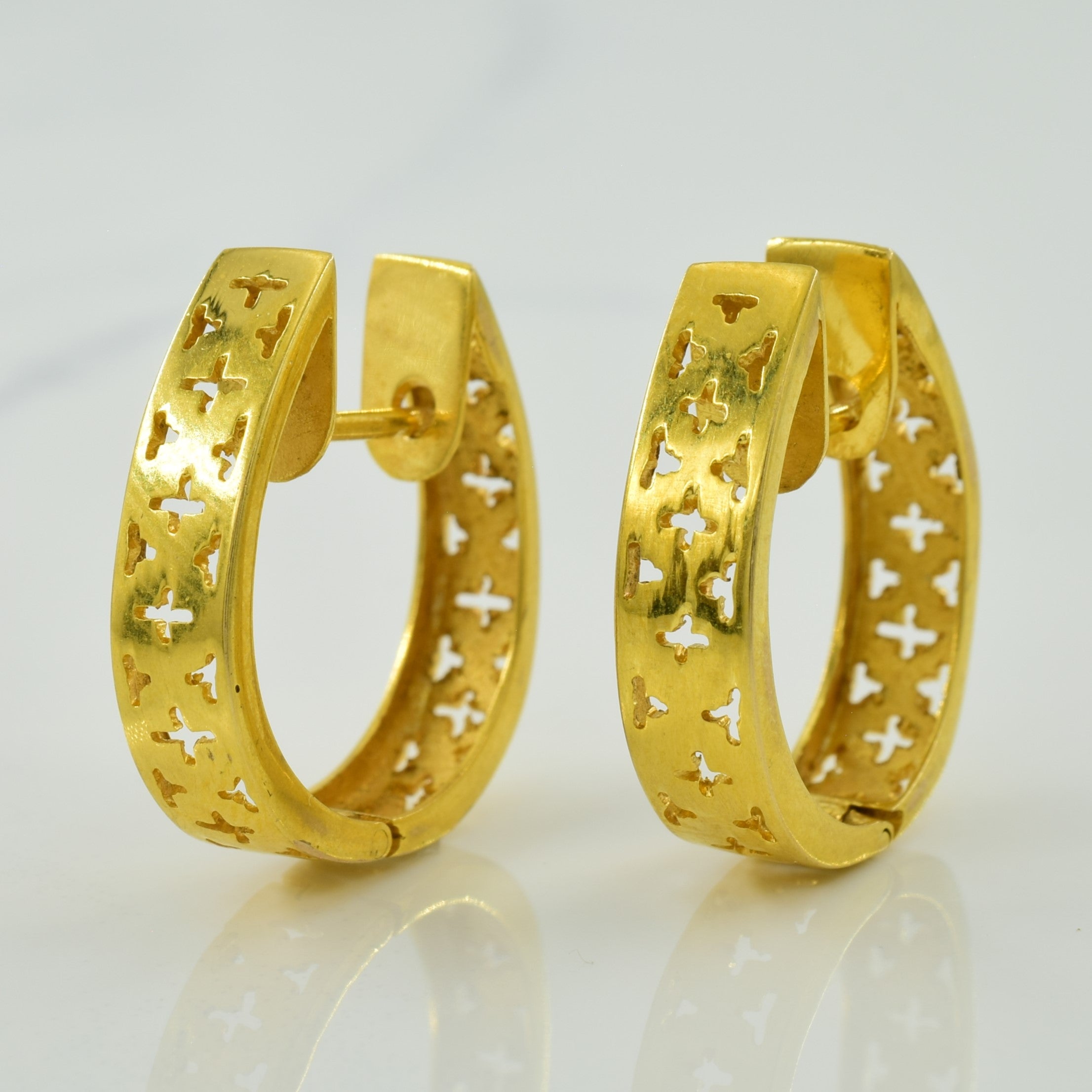 14k Yellow Gold Huggie Earrings |