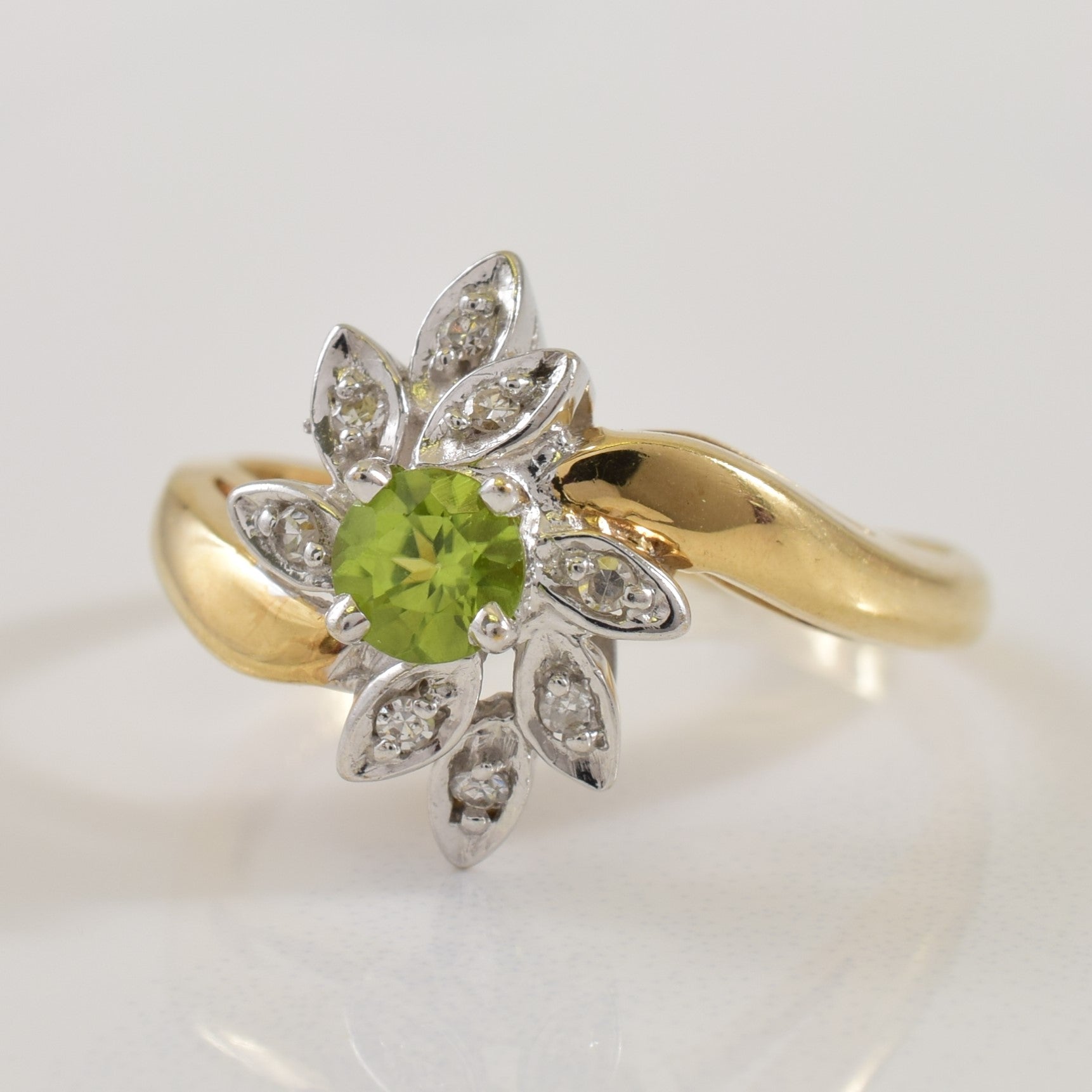 Bague contournée péridot et diamant | 0,25 ct, 0,04 ct au total | Taille 6,5 |