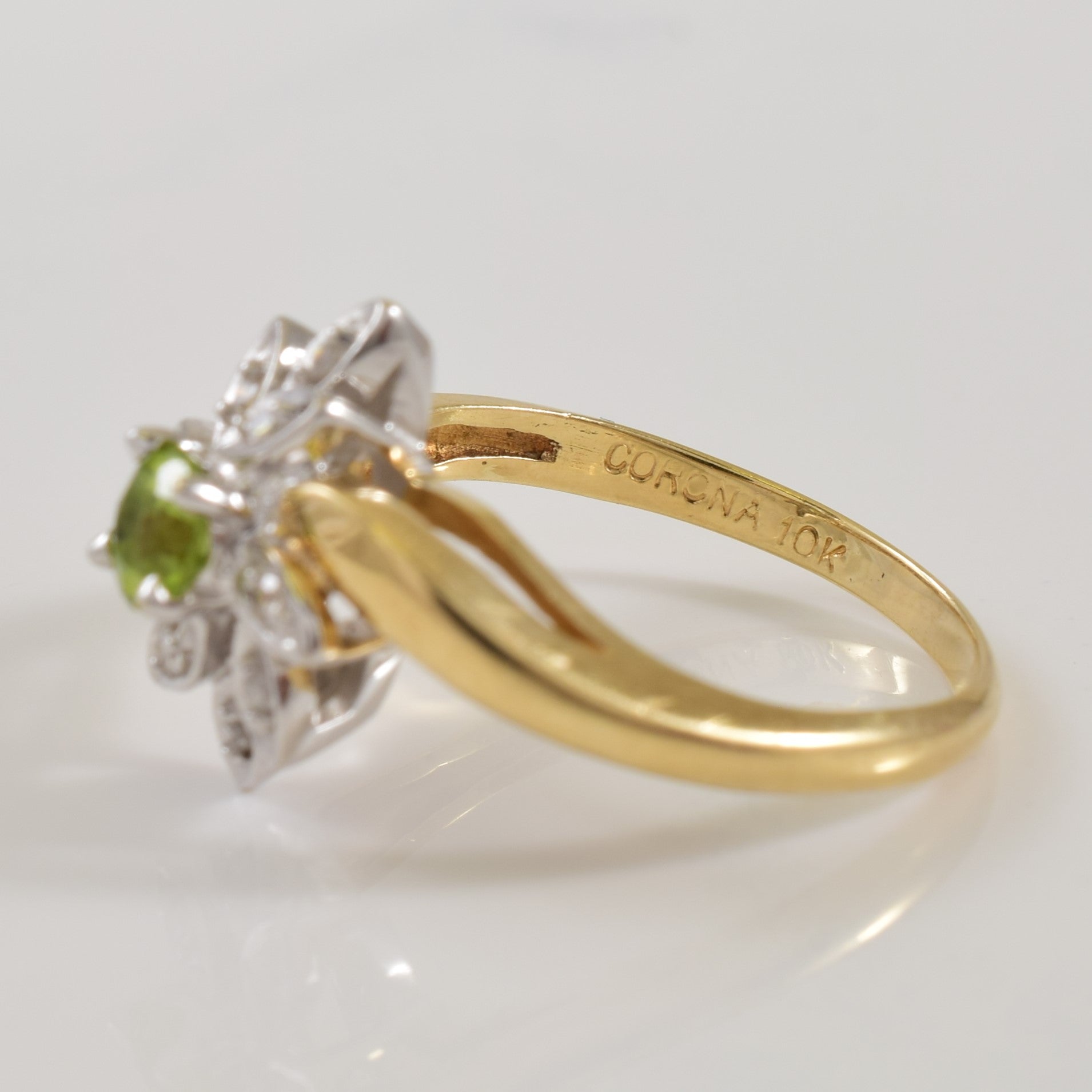 Bague contournée péridot et diamant | 0,25 ct, 0,04 ct au total | Taille 6,5 |