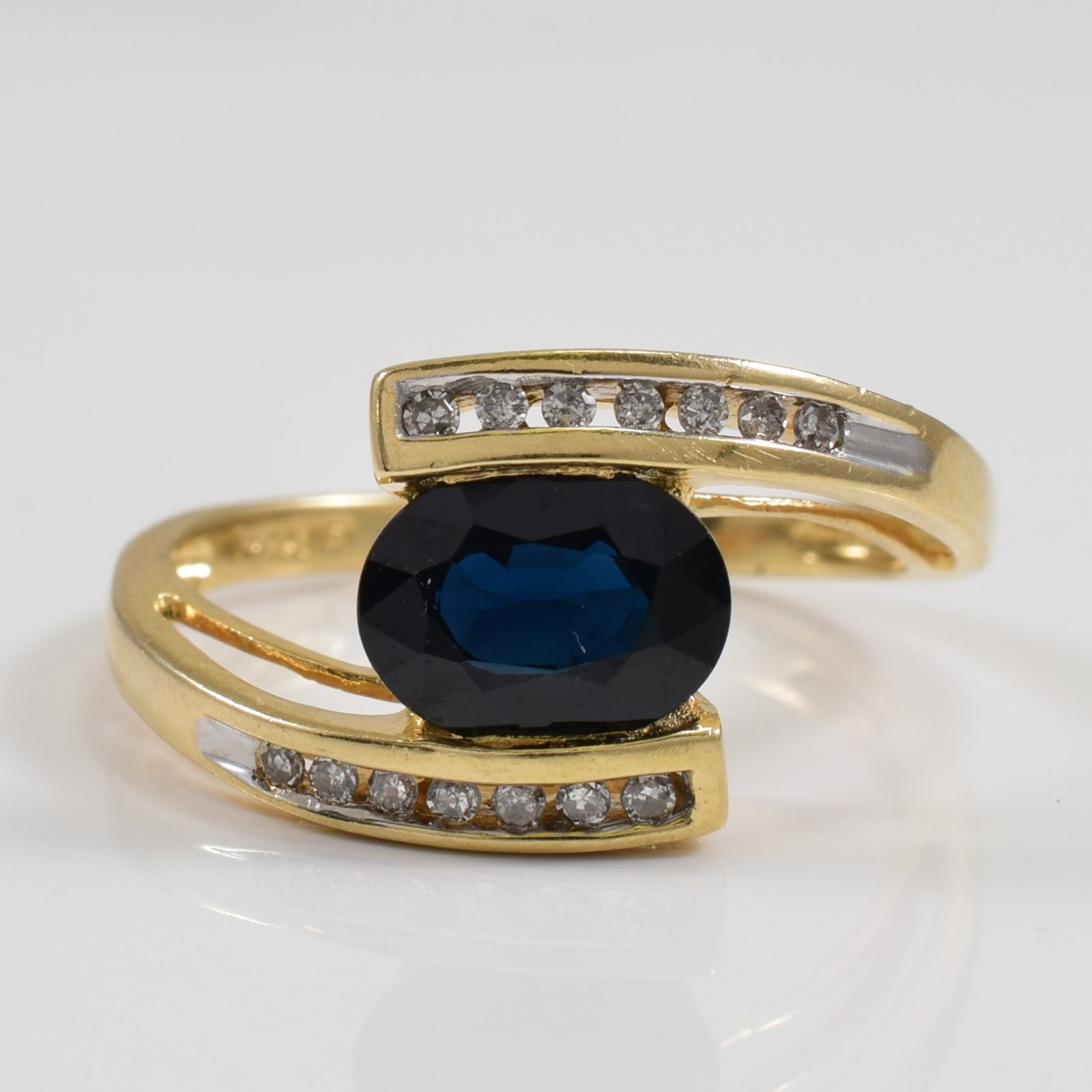 Bague sertie de saphirs et de diamants | 1,50 ct, 0,11 ct au total | Taille 7 |