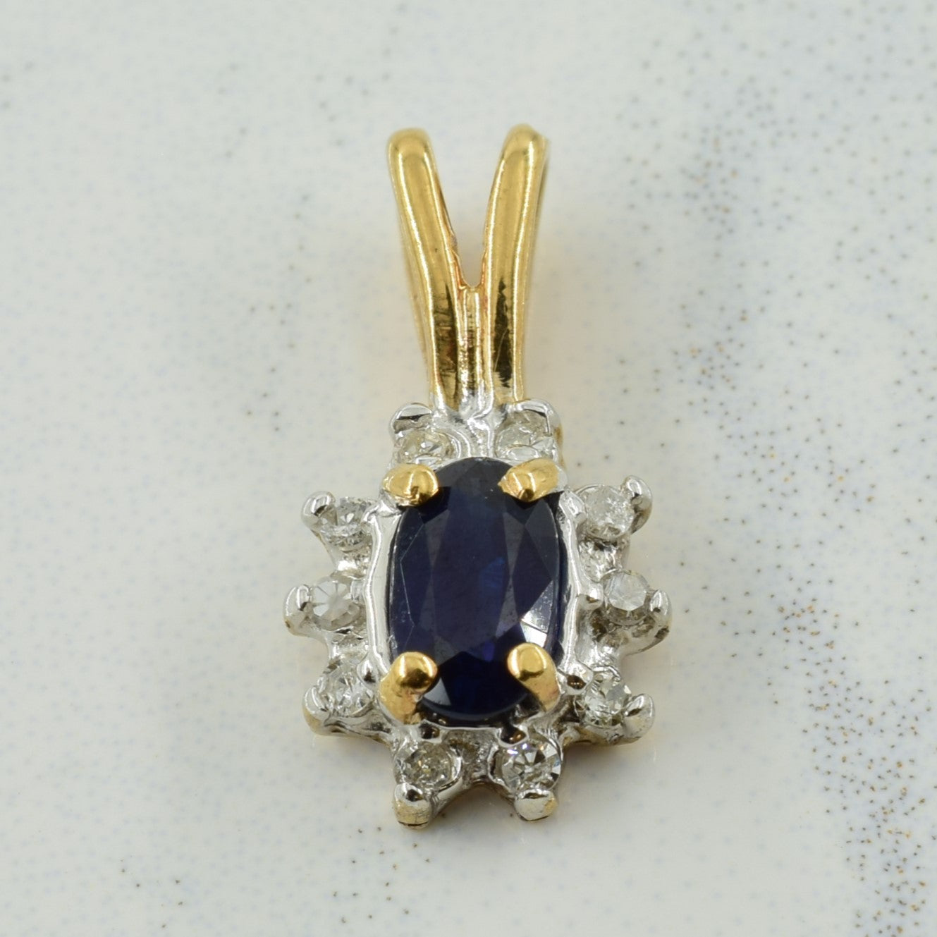 Pendentif saphir bleu et diamants | 0,26 ct, 0,05 ct au total |