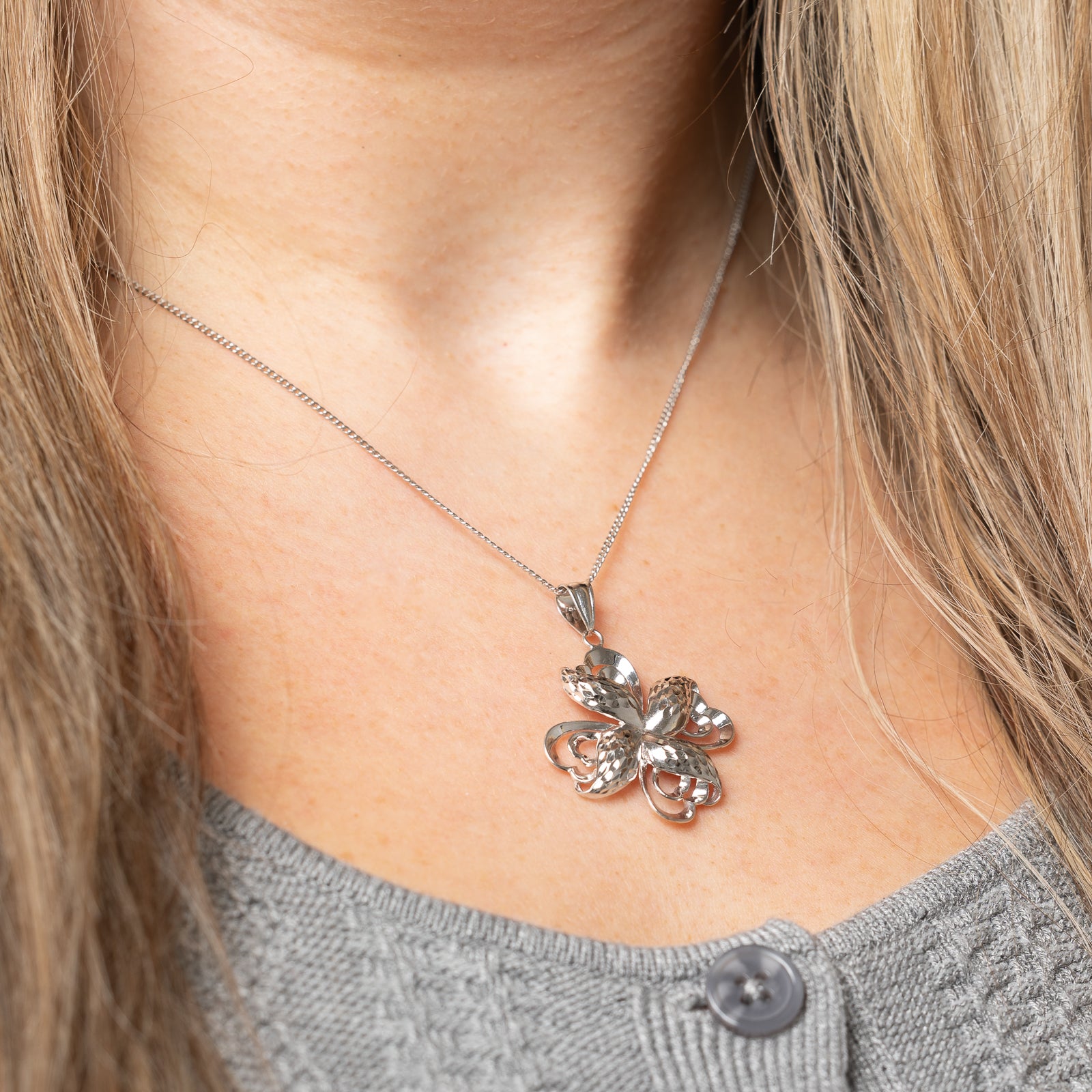 18k White Gold Four Leaf Clover Pendant |