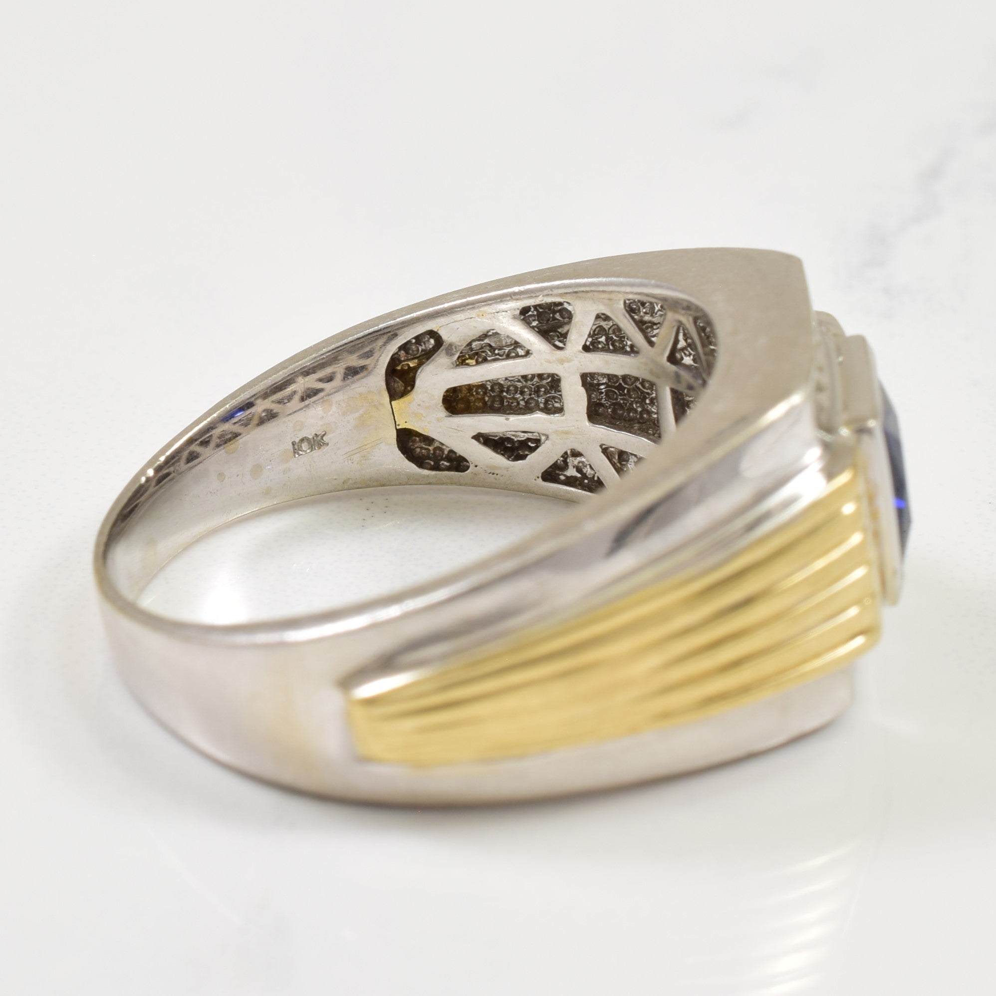 Bague en saphir bleu synthétique et diamants | 1,50 ct, 0,12 ct au total | Taille 11,25 |