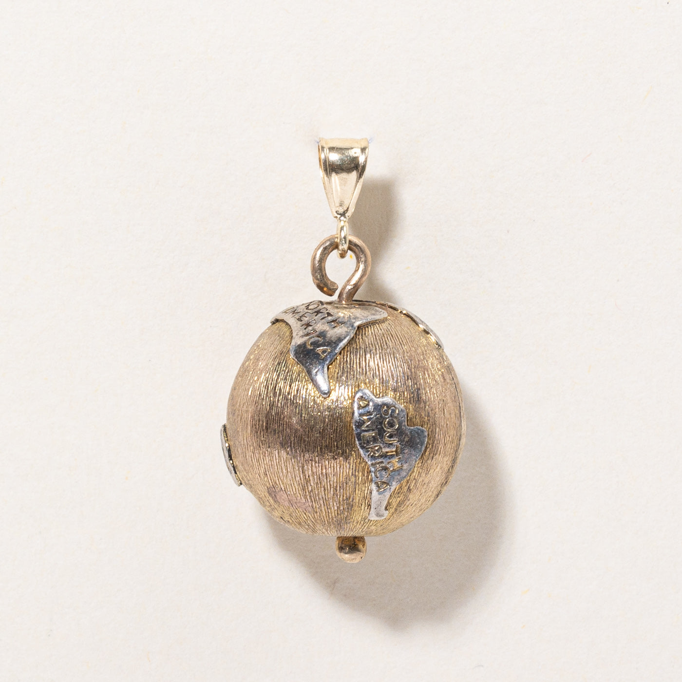 Pendentif globe tournant bicolore en or 14 carats