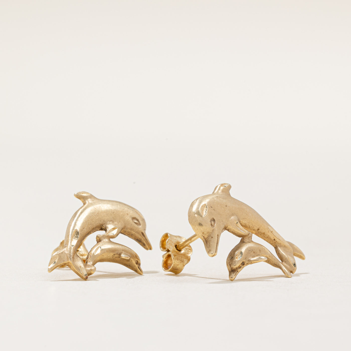 Boucles d'oreilles dauphin en or jaune 14 carats