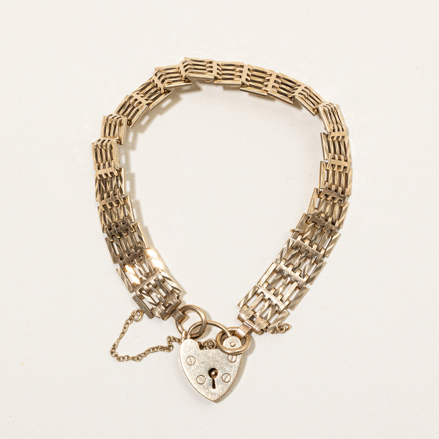 Bracelet en or jaune 9 carats avec fermoir en forme de cœur | 17,8 cm |