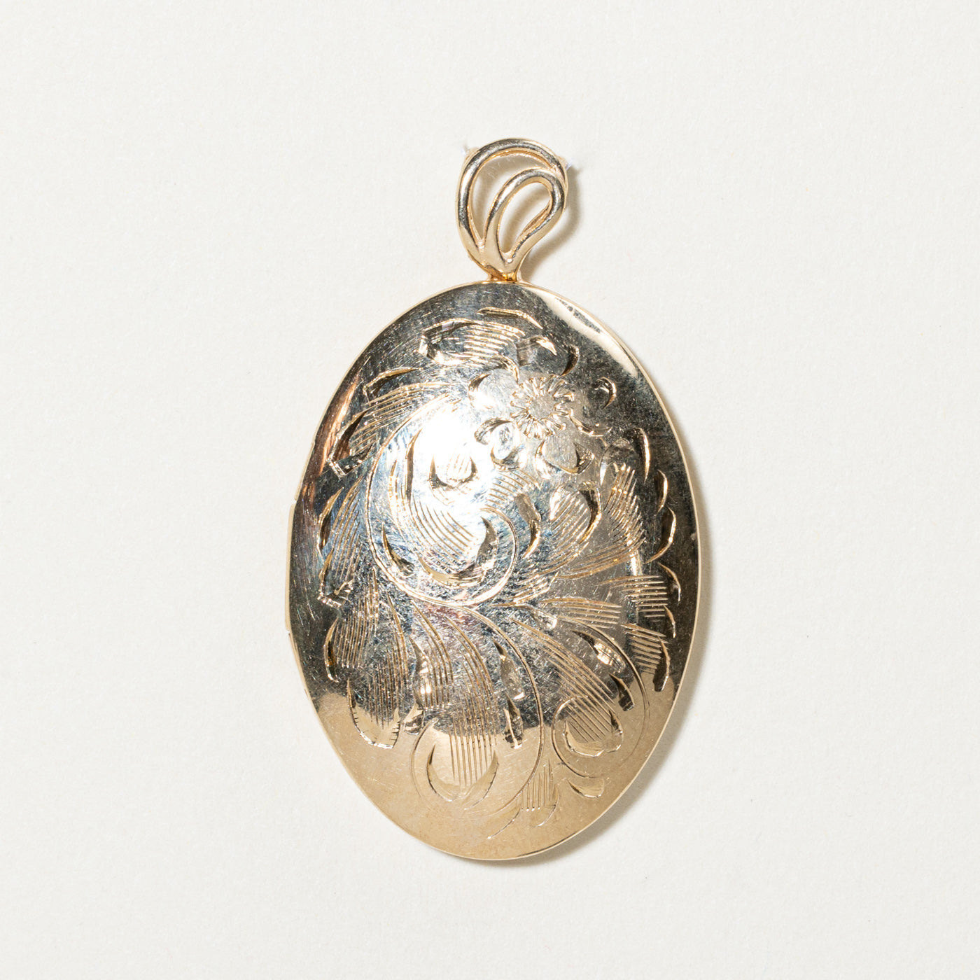 Médaillon en or jaune 10 carats à gravure florale