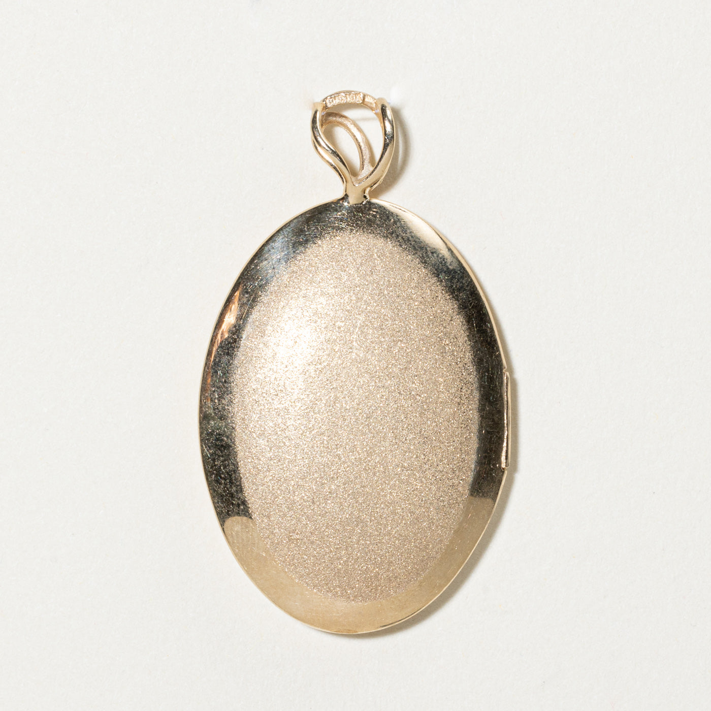 Médaillon en or jaune 10 carats à gravure florale
