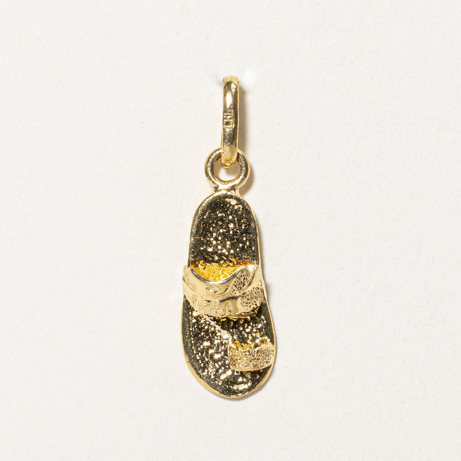 Breloque sandale en or jaune 10 carats |