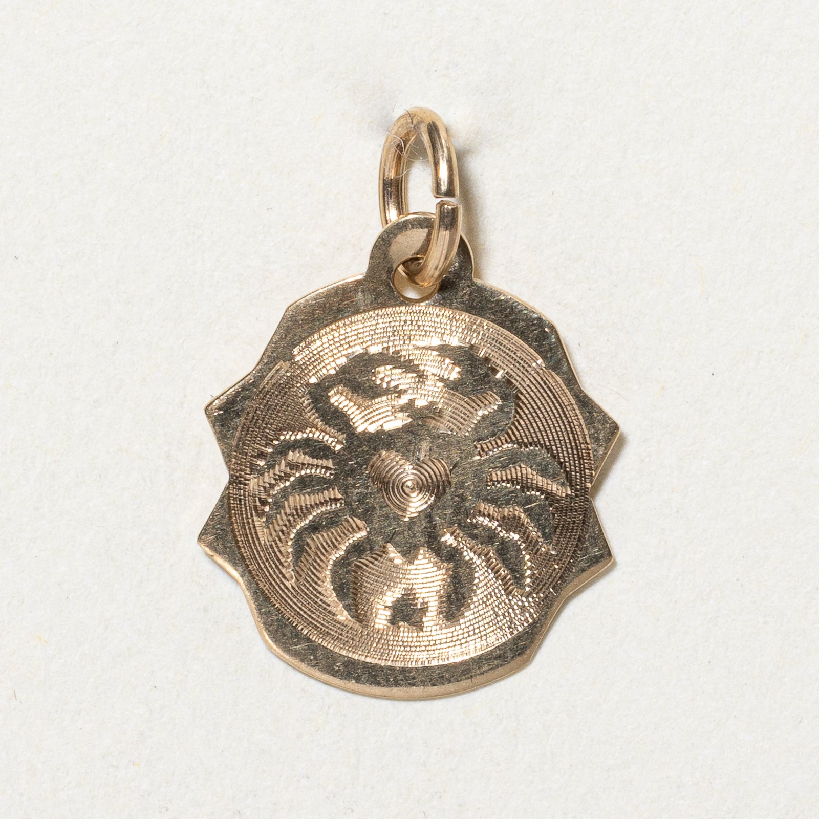 Pendentif en or jaune 10 carats affichant le signe du Cancer |