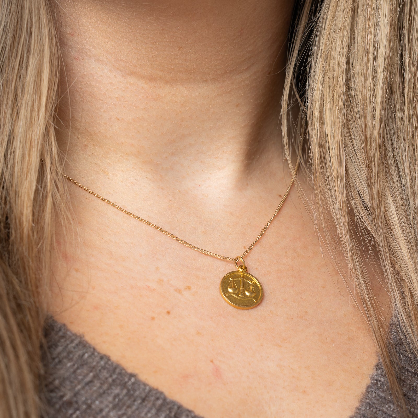 18k Yellow Gold Libra Zodiac Pendant |