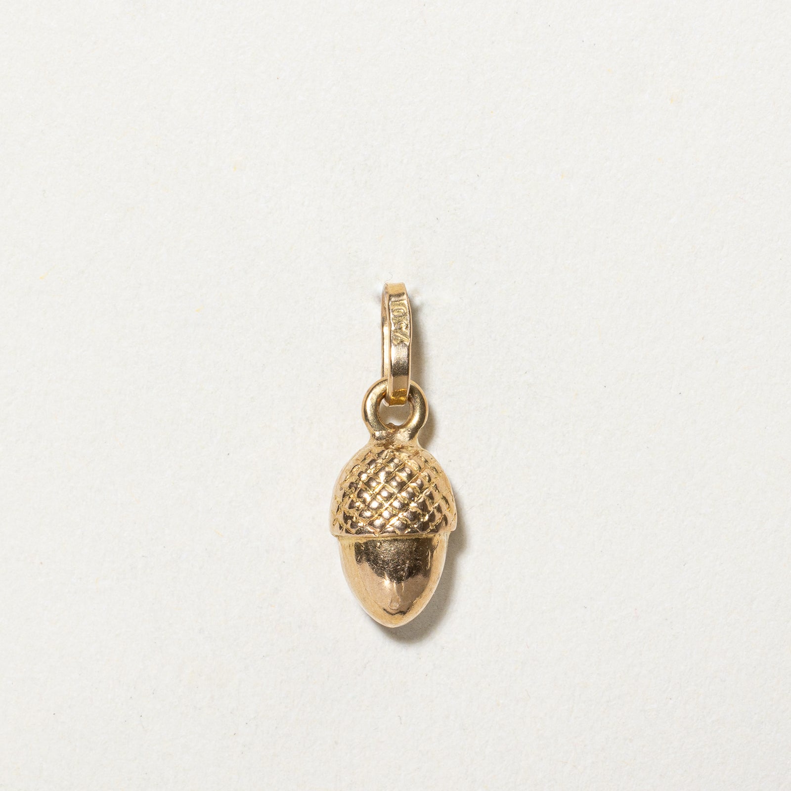 Breloque gland en or jaune 18 carats |