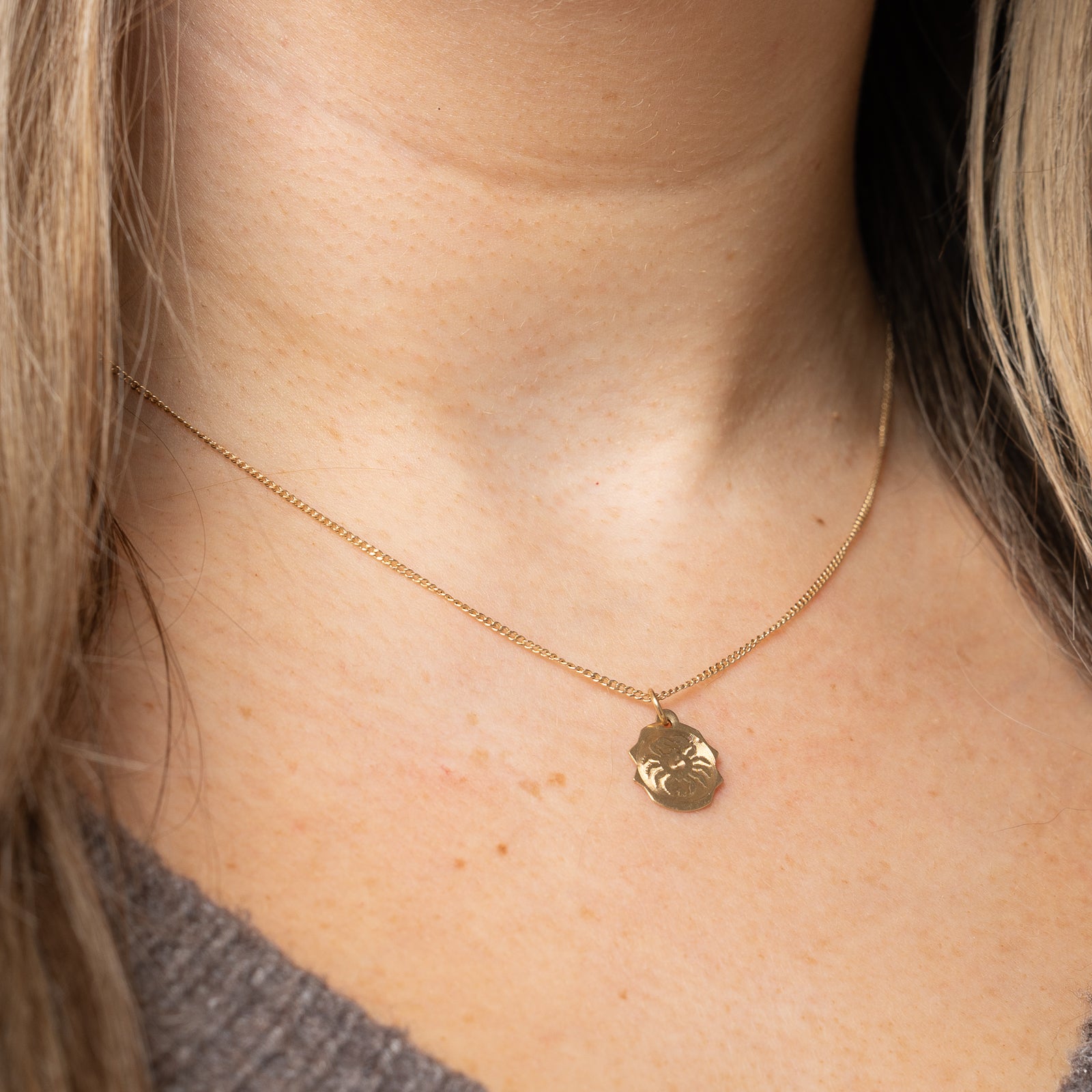 Pendentif en or jaune 10 carats affichant le signe du Cancer |