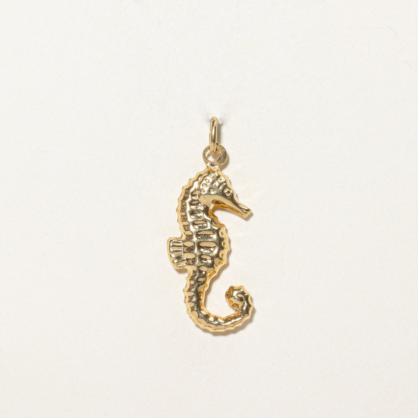 Breloque hippocampe en or jaune 18 carats |