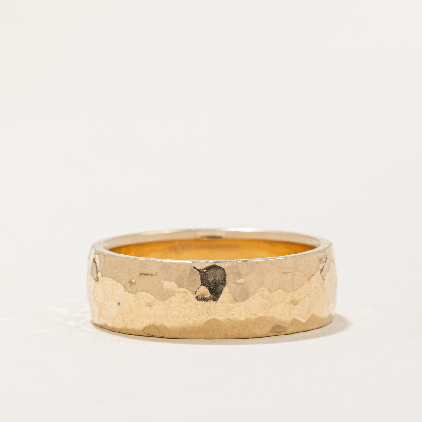 Alliance en or jaune 14 carats finition martelée | Taille 10 |