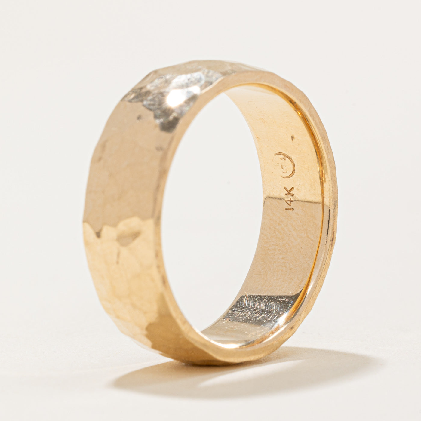 Alliance en or jaune 14 carats finition martelée | Taille 10 |
