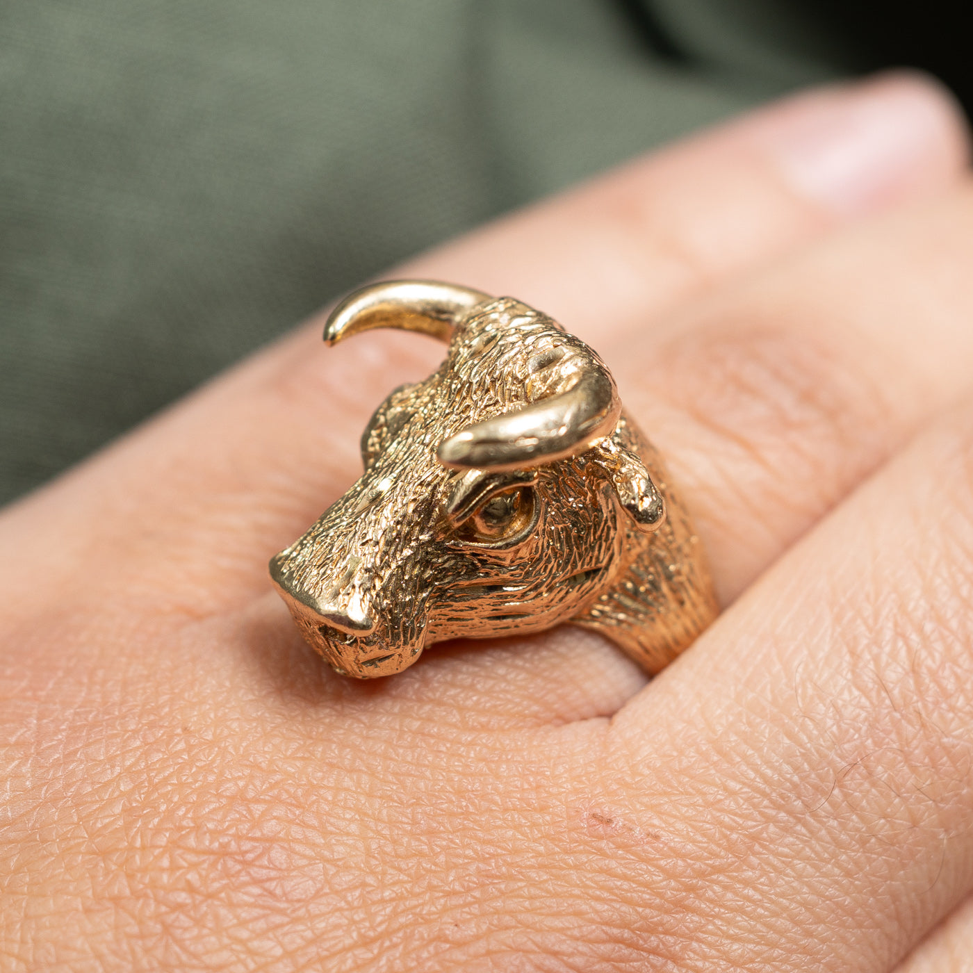 Vintage 10K Yellow Gold High Set Textured Bull Head Ring | SZ 6.5