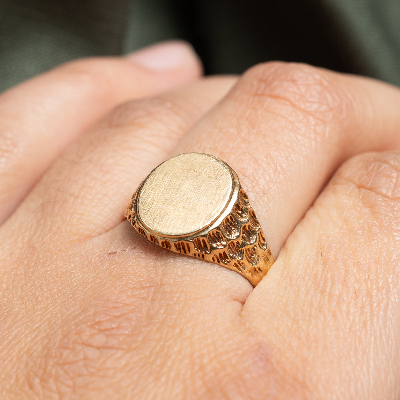 Vintage 10K Yellow Gold Signet Textured Shank Ring | SZ 9.5