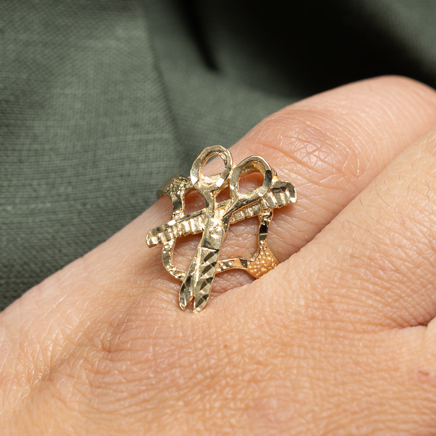 Vintage 10K Yellow Gold Textured Scissors & Comb Ring | SZ 5.75