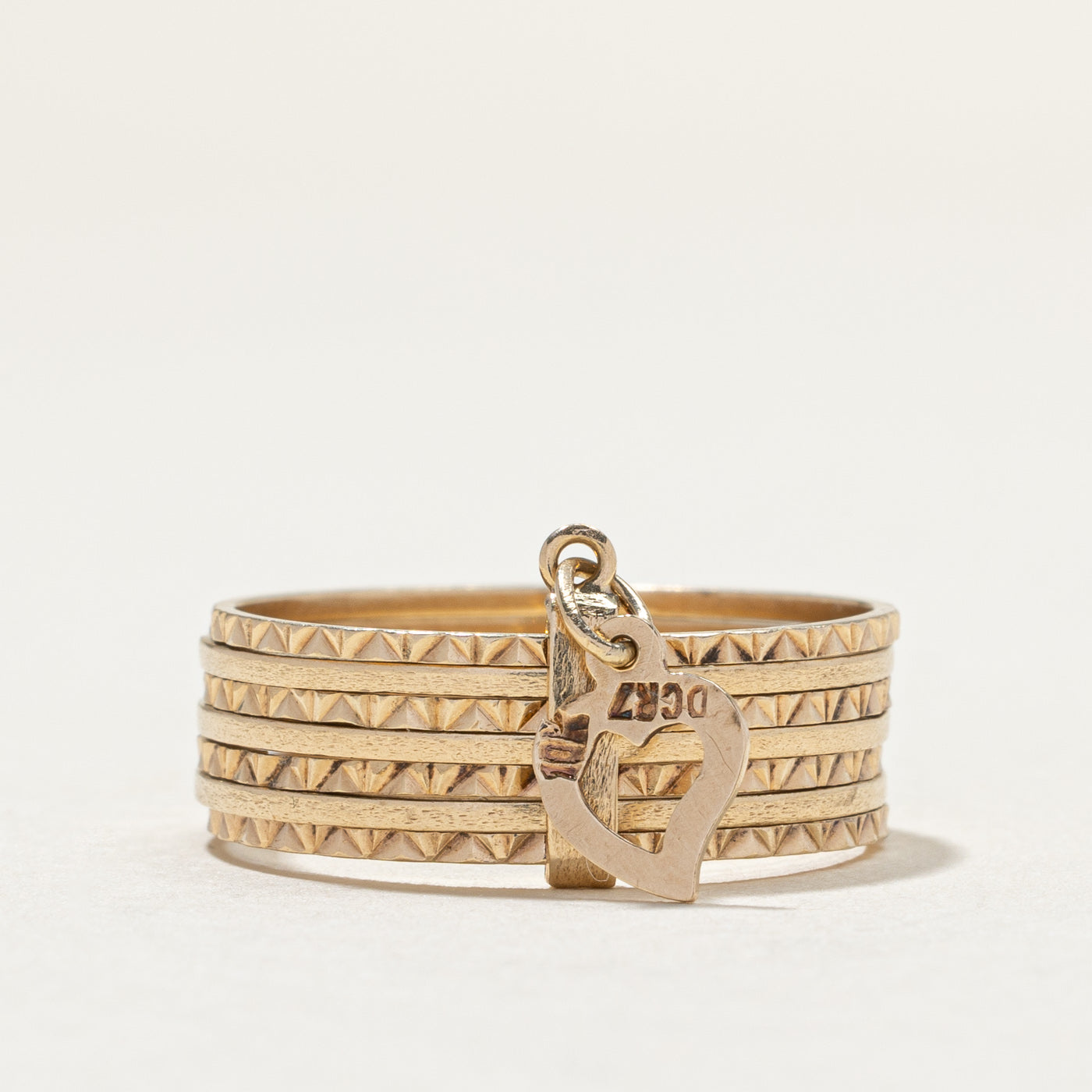 Bague vintage en or jaune 10 carats, ornée d'un cœur pendant à plusieurs anneaux et sertie de diamants | 6,6 mm | Taille 8