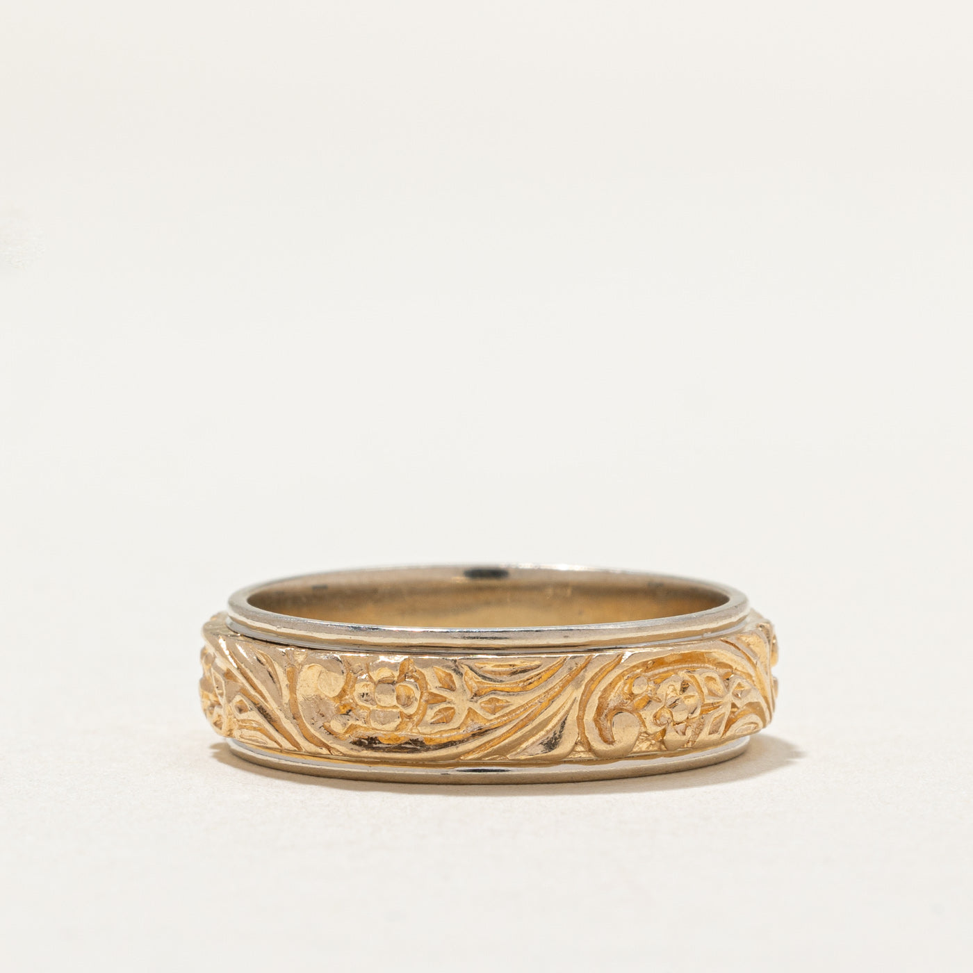 Bague Birks en or jaune 14 carats à motif floral en relief | 6,2 mm | Taille 9,25